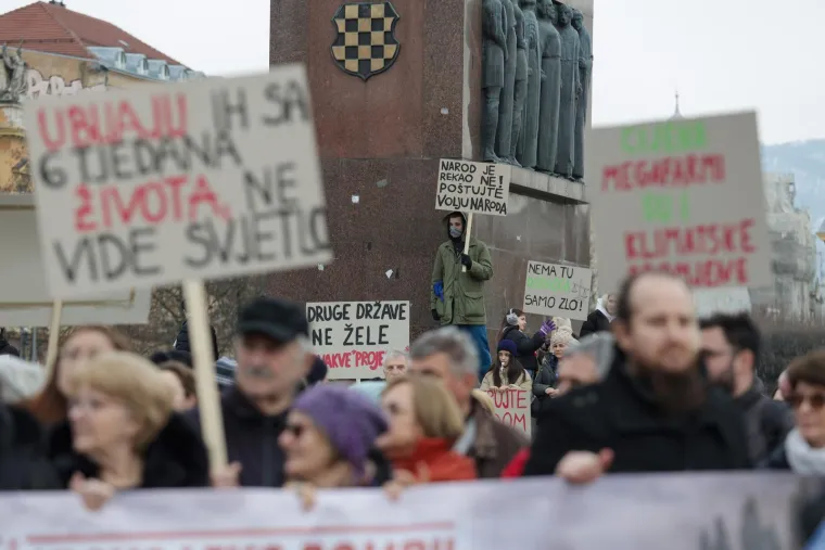Pogledajte poruke s velikog prosvjeda, stigao i Miro Bulj - zagrlio se s 'Crokokom'...