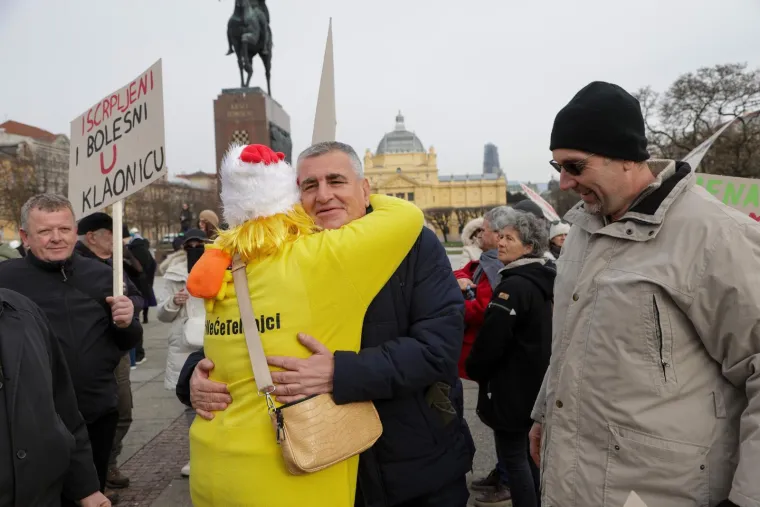 Pogledajte poruke s velikog prosvjeda, stigao i Miro Bulj - zagrlio se s 'Crokokom'...