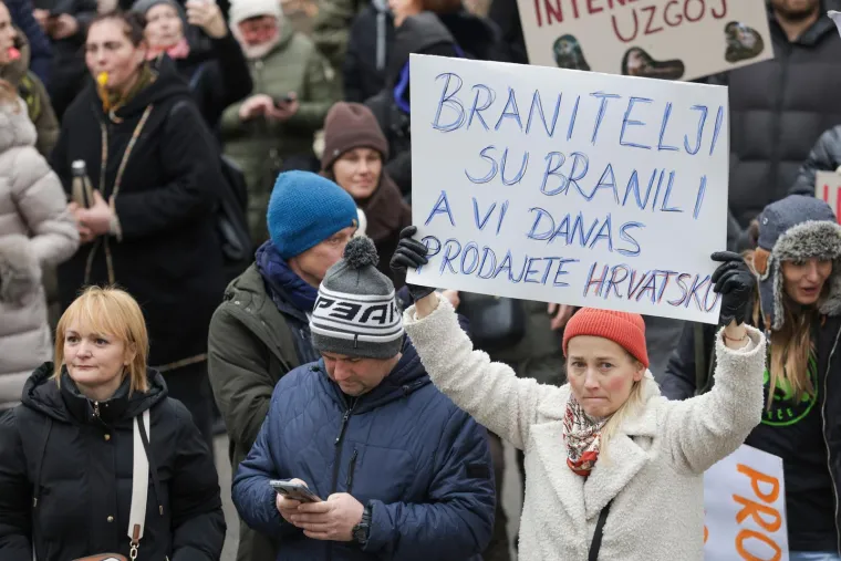 Pogledajte poruke s velikog prosvjeda, stigao i Miro Bulj - zagrlio se s 'Crokokom'...