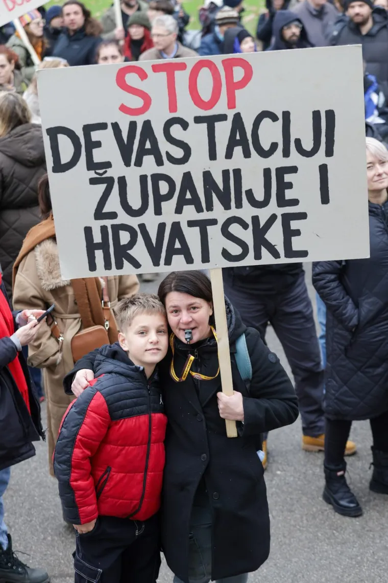 Pogledajte poruke s velikog prosvjeda, stigao i Miro Bulj - zagrlio se s 'Crokokom'...