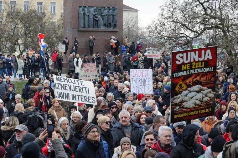 Pogledajte poruke s velikog prosvjeda, stigao i Miro Bulj - zagrlio se s 'Crokokom'...