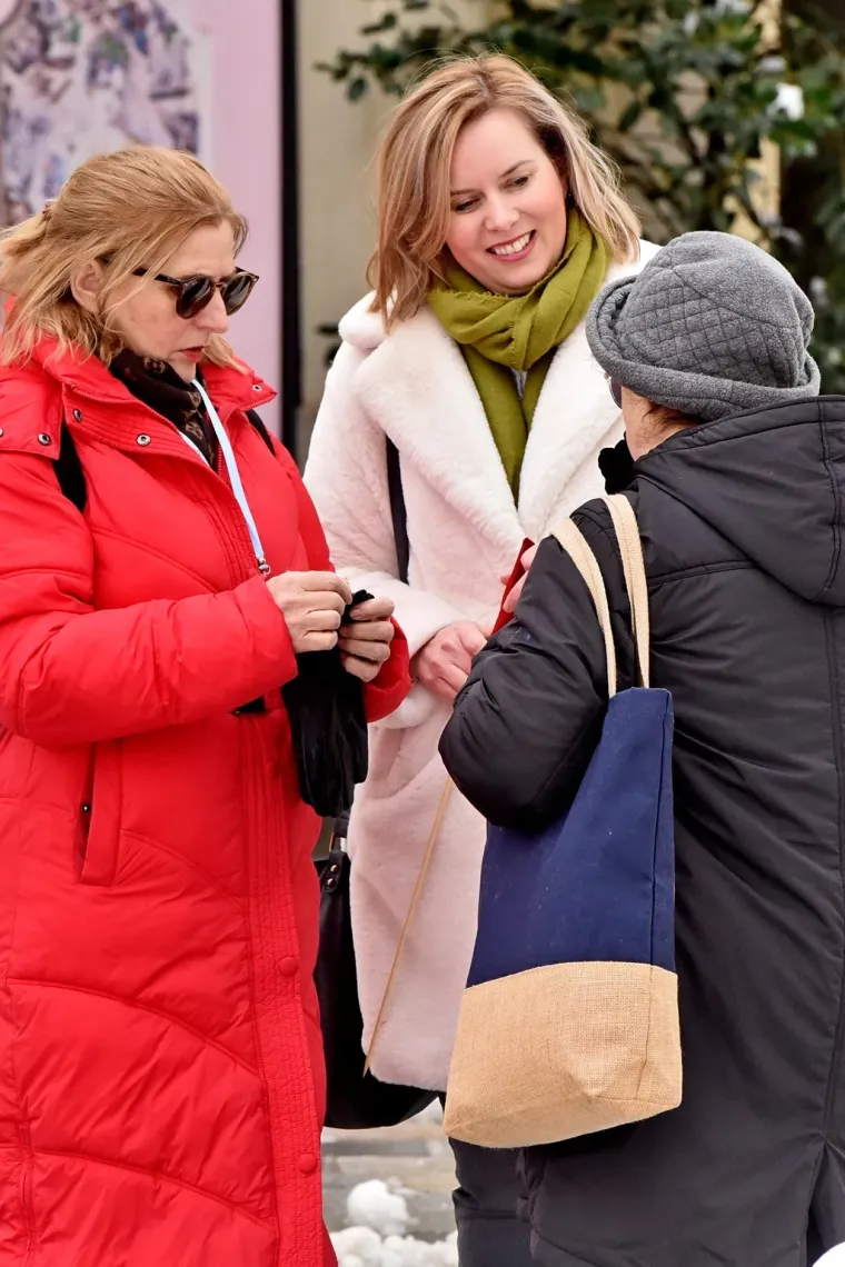 Snijeg nije spriječio dame da pro&scaron;etaju Korzom: Posebnu pažnju ukrala dama u zelenom