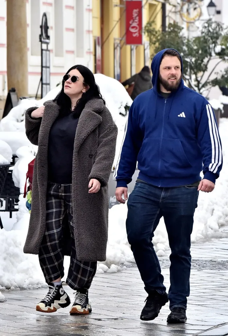 Snijeg nije spriječio dame da pro&scaron;etaju Korzom: Posebnu pažnju ukrala dama u zelenom