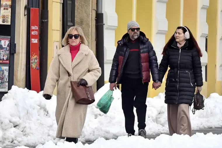 Snijeg nije spriječio dame da pro&scaron;etaju Korzom: Posebnu pažnju ukrala dama u zelenom