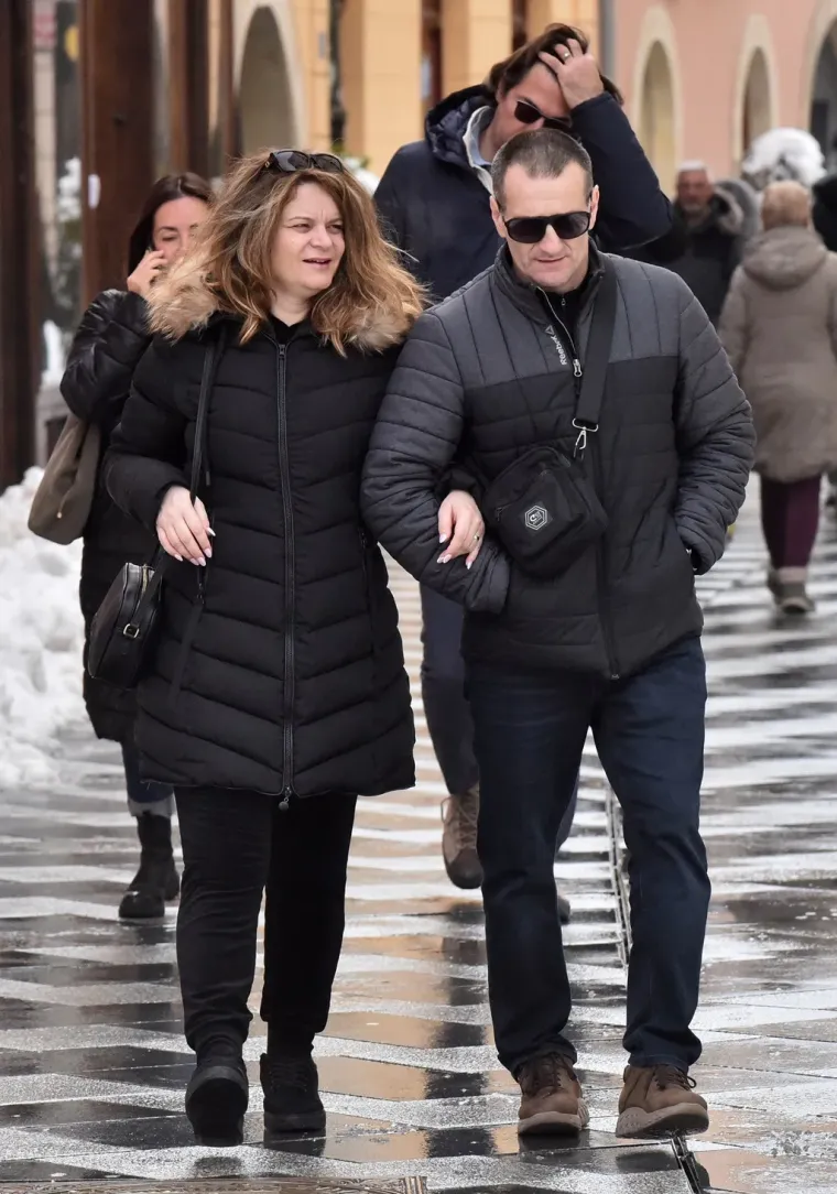 Snijeg nije spriječio dame da pro&scaron;etaju Korzom: Posebnu pažnju ukrala dama u zelenom