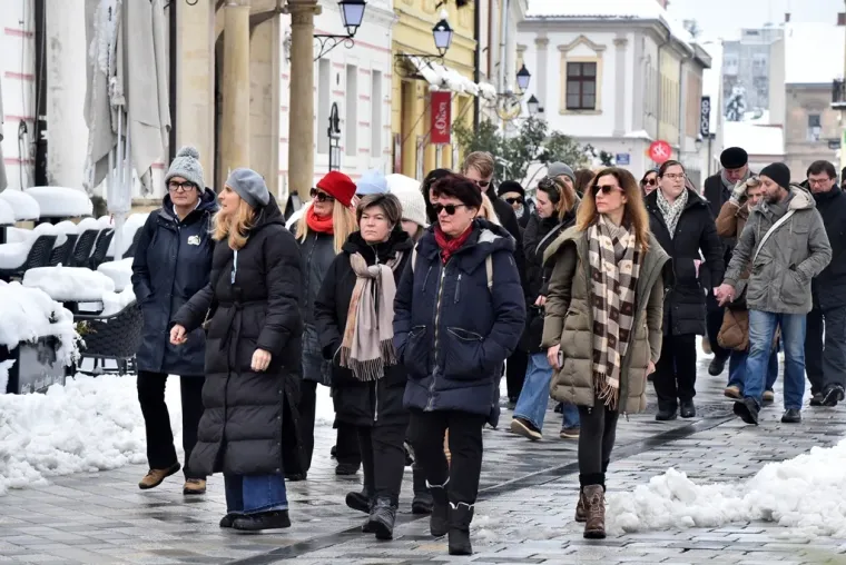 Snijeg nije spriječio dame da pro&scaron;etaju Korzom: Posebnu pažnju ukrala dama u zelenom