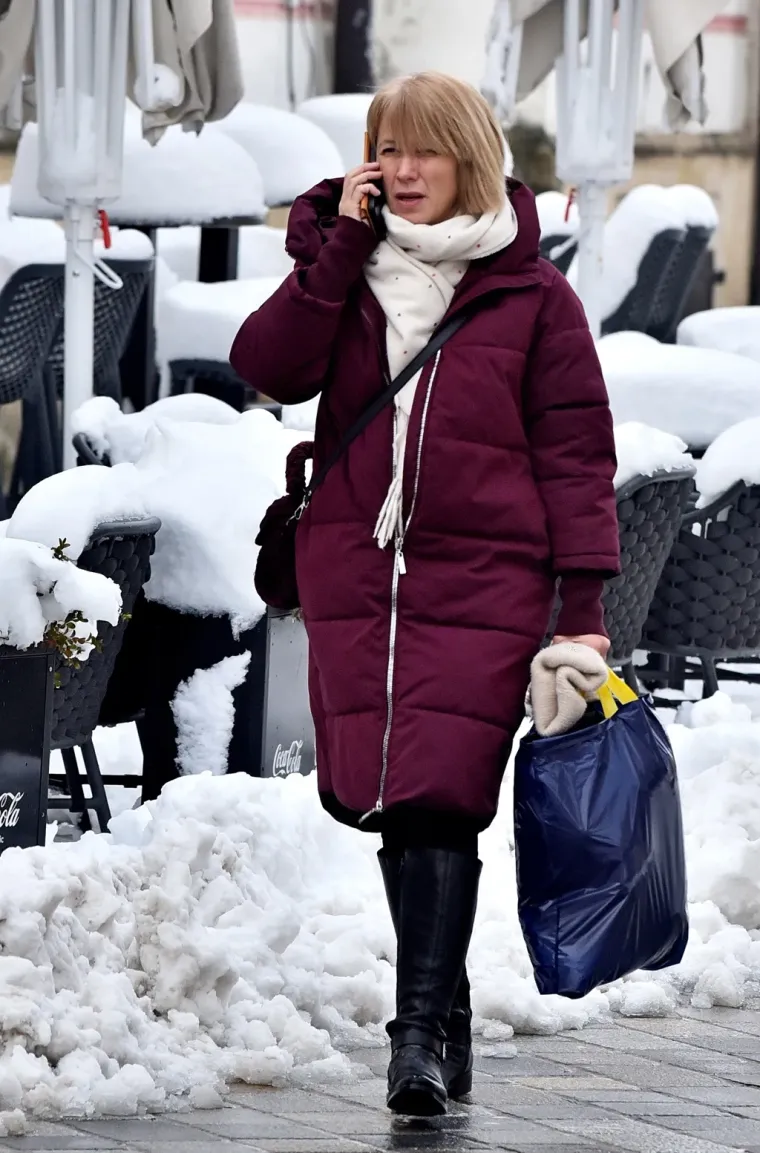 Snijeg nije spriječio dame da pro&scaron;etaju Korzom: Posebnu pažnju ukrala dama u zelenom