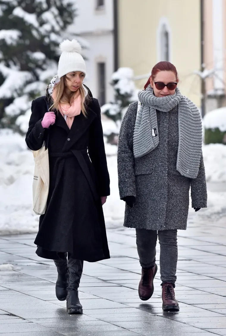 Snijeg nije spriječio dame da pro&scaron;etaju Korzom: Posebnu pažnju ukrala dama u zelenom