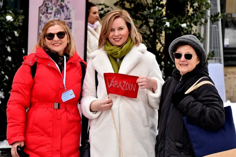 Snijeg nije spriječio dame da pro&scaron;etaju Korzom: Posebnu pažnju ukrala dama u zelenom