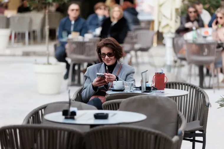 Jesu li ovo najduže noge subotnje &scaron;pice u Zadru? Crnka u kožnoj minici zapalila Kalelargu