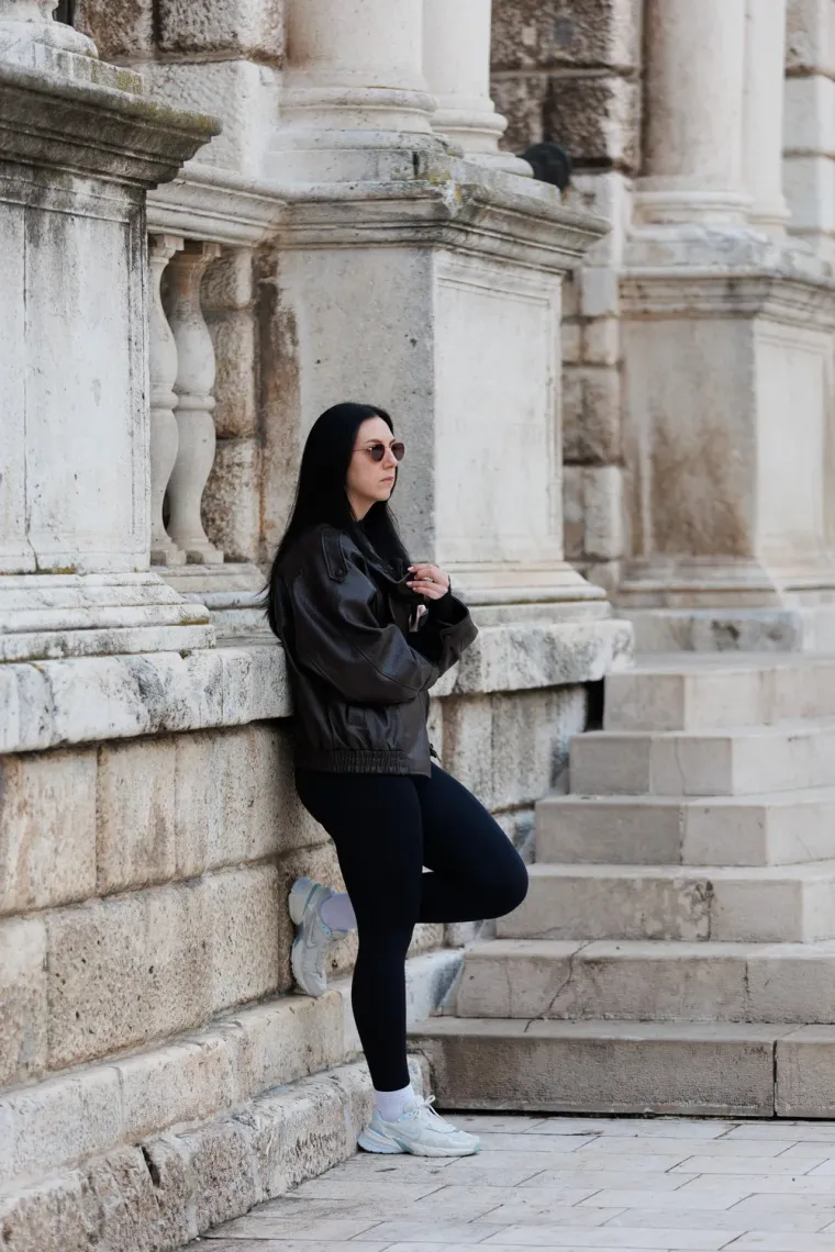 Jesu li ovo najduže noge subotnje &scaron;pice u Zadru? Crnka u kožnoj minici zapalila Kalelargu