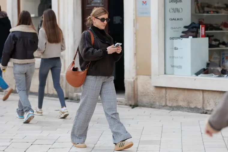 Jesu li ovo najduže noge subotnje &scaron;pice u Zadru? Crnka u kožnoj minici zapalila Kalelargu