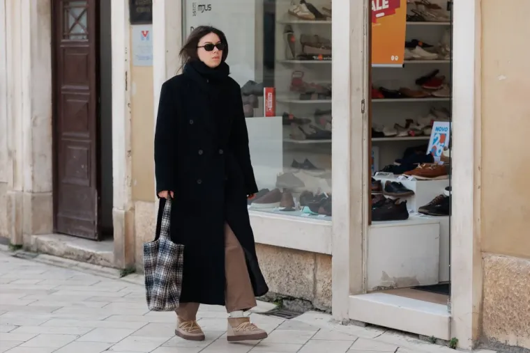 Jesu li ovo najduže noge subotnje &scaron;pice u Zadru? Crnka u kožnoj minici zapalila Kalelargu