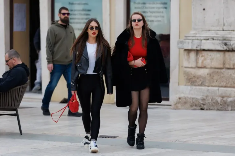 Jesu li ovo najduže noge subotnje &scaron;pice u Zadru? Crnka u kožnoj minici zapalila Kalelargu