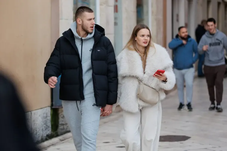 Jesu li ovo najduže noge subotnje &scaron;pice u Zadru? Crnka u kožnoj minici zapalila Kalelargu