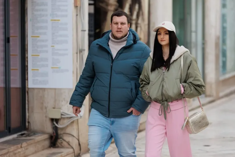 Jesu li ovo najduže noge subotnje &scaron;pice u Zadru? Crnka u kožnoj minici zapalila Kalelargu