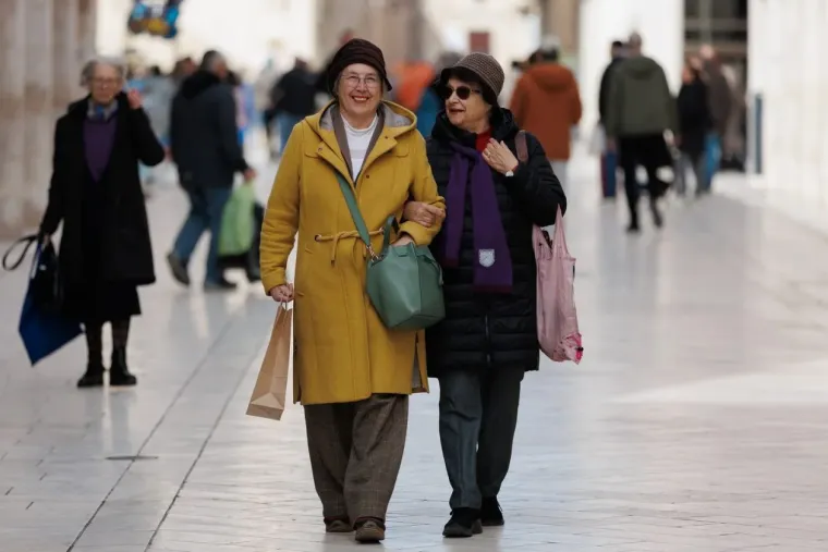 Jesu li ovo najduže noge subotnje &scaron;pice u Zadru? Crnka u kožnoj minici zapalila Kalelargu