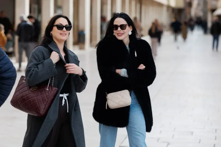 Jesu li ovo najduže noge subotnje &scaron;pice u Zadru? Crnka u kožnoj minici zapalila Kalelargu