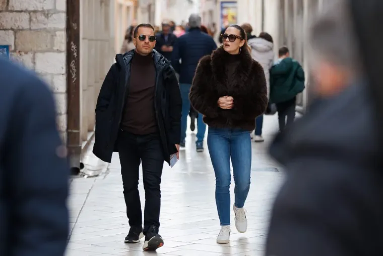 Jesu li ovo najduže noge subotnje &scaron;pice u Zadru? Crnka u kožnoj minici zapalila Kalelargu