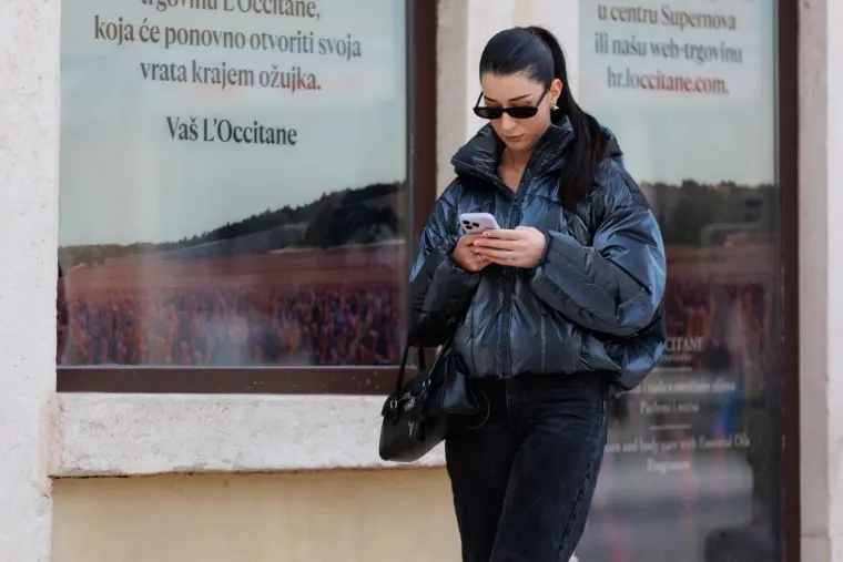 Jesu li ovo najduže noge subotnje &scaron;pice u Zadru? Crnka u kožnoj minici zapalila Kalelargu