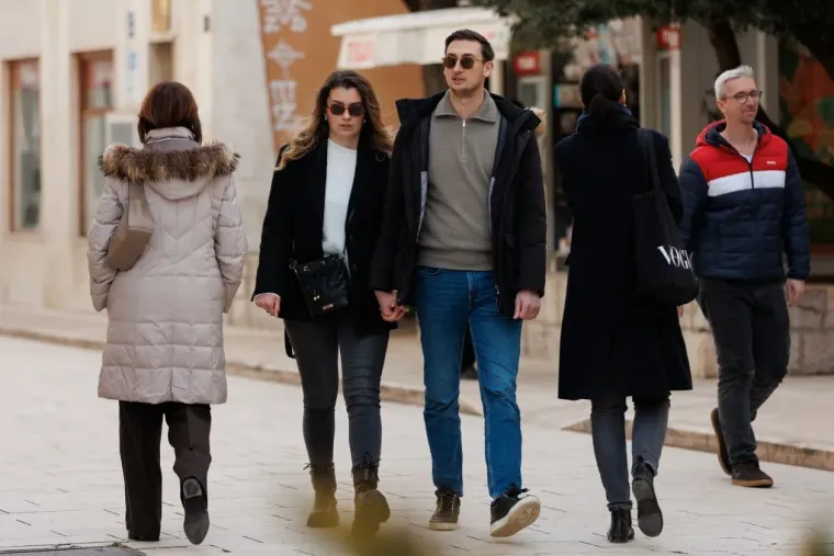 Jesu li ovo najduže noge subotnje &scaron;pice u Zadru? Crnka u kožnoj minici zapalila Kalelargu