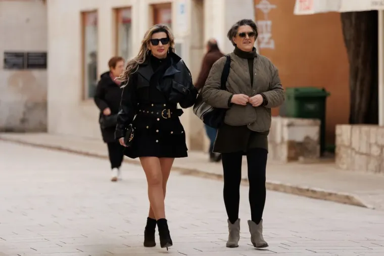 Jesu li ovo najduže noge subotnje &scaron;pice u Zadru? Crnka u kožnoj minici zapalila Kalelargu