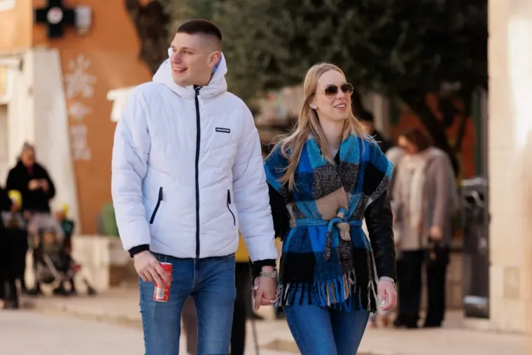 Jesu li ovo najduže noge subotnje &scaron;pice u Zadru? Crnka u kožnoj minici zapalila Kalelargu