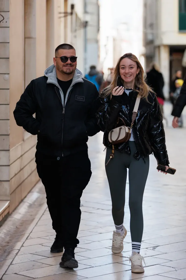 Jesu li ovo najduže noge subotnje &scaron;pice u Zadru? Crnka u kožnoj minici zapalila Kalelargu