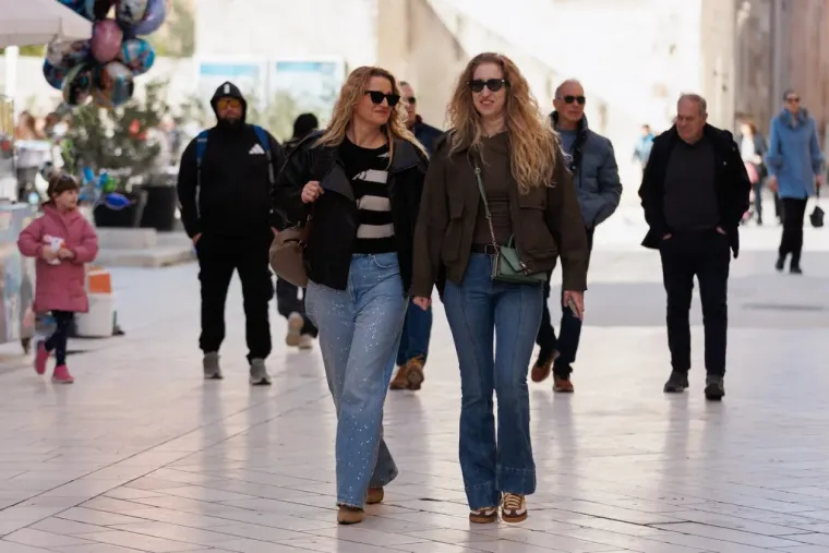 Jesu li ovo najduže noge subotnje &scaron;pice u Zadru? Crnka u kožnoj minici zapalila Kalelargu