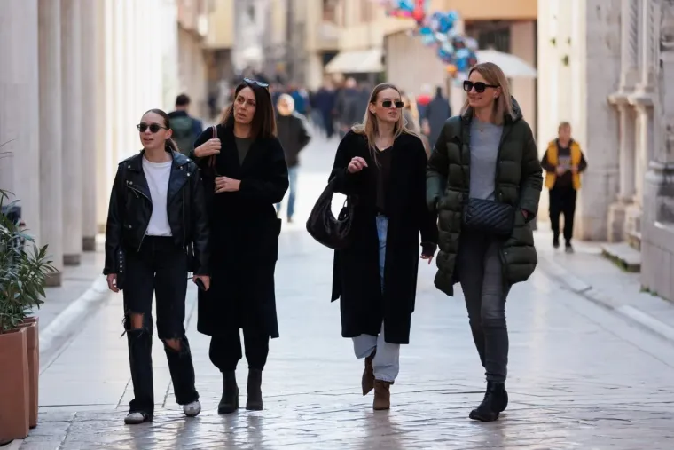 Jesu li ovo najduže noge subotnje &scaron;pice u Zadru? Crnka u kožnoj minici zapalila Kalelargu