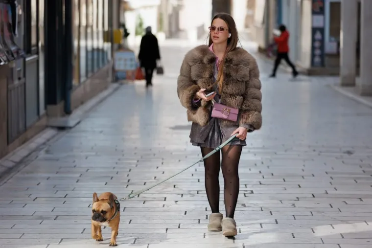 Jesu li ovo najduže noge subotnje &scaron;pice u Zadru? Crnka u kožnoj minici zapalila Kalelargu