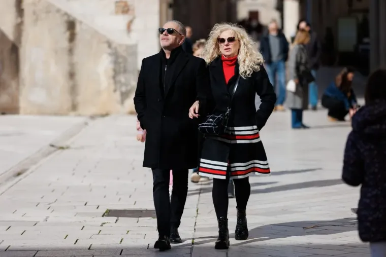 Jesu li ovo najduže noge subotnje &scaron;pice u Zadru? Crnka u kožnoj minici zapalila Kalelargu