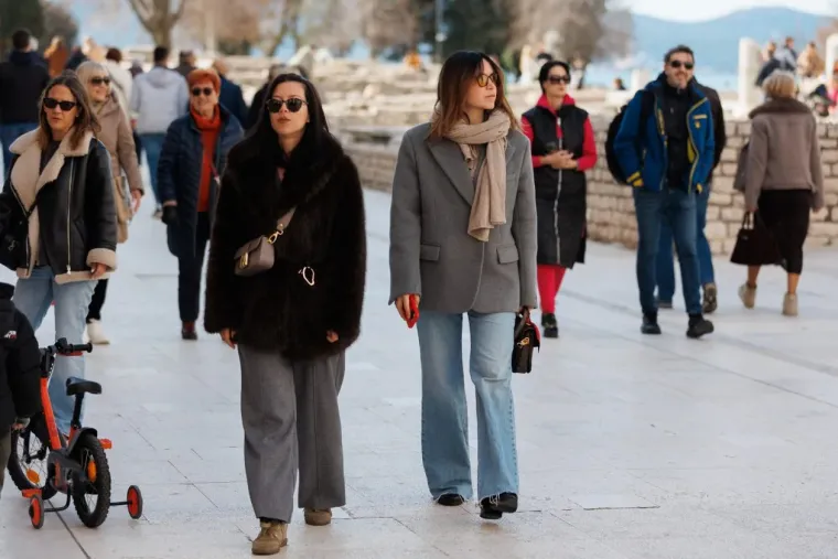 Jesu li ovo najduže noge subotnje &scaron;pice u Zadru? Crnka u kožnoj minici zapalila Kalelargu