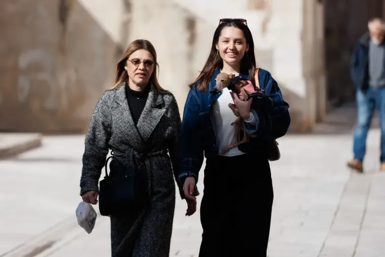 Jesu li ovo najduže noge subotnje &scaron;pice u Zadru? Crnka u kožnoj minici zapalila Kalelargu