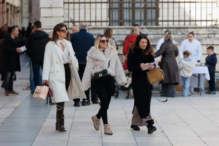 Jesu li ovo najduže noge subotnje &scaron;pice u Zadru? Crnka u kožnoj minici zapalila Kalelargu