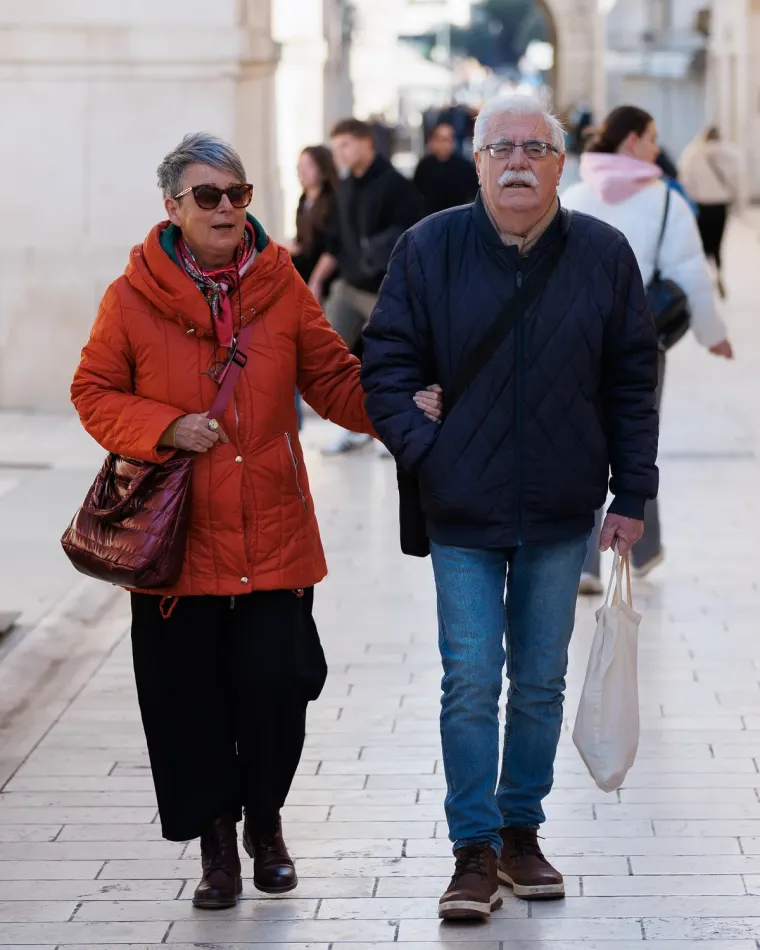 Jesu li ovo najduže noge subotnje &scaron;pice u Zadru? Crnka u kožnoj minici zapalila Kalelargu