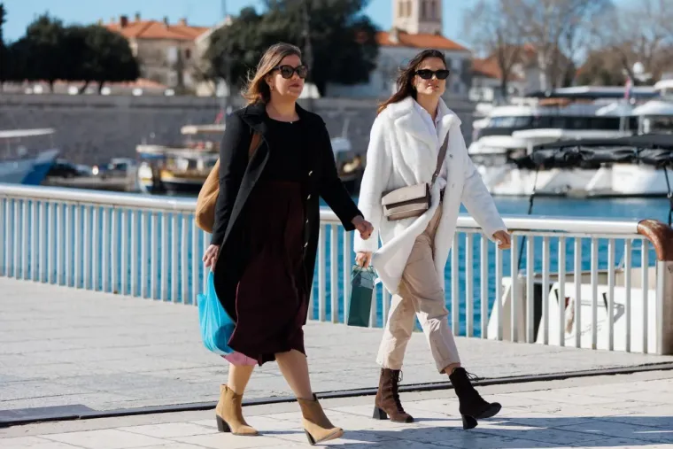 Jesu li ovo najduže noge subotnje &scaron;pice u Zadru? Crnka u kožnoj minici zapalila Kalelargu