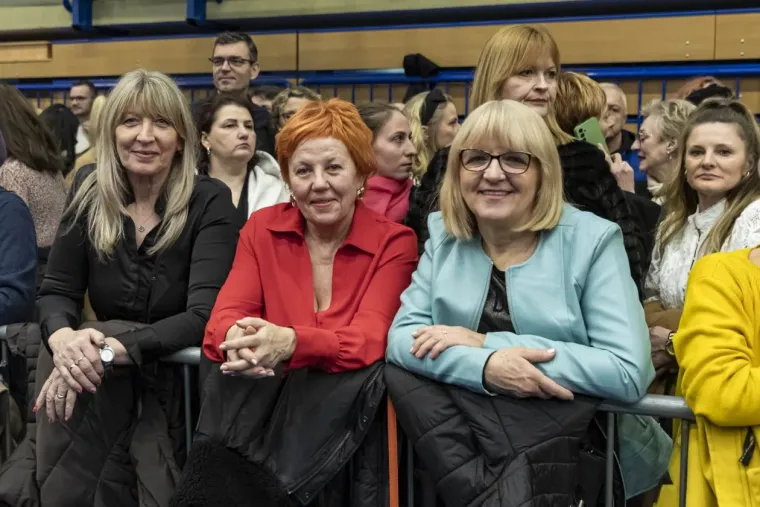 Legice u minicama zasjenile nastup: Plavu&scaron;a i crnka ukrale show na koncertu The Frajli u Osijeku