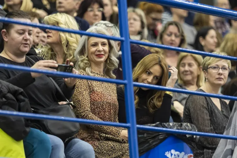 Legice u minicama zasjenile nastup: Plavu&scaron;a i crnka ukrale show na koncertu The Frajli u Osijeku