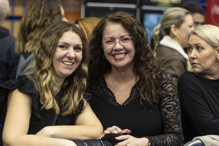 Legice u minicama zasjenile nastup: Plavu&scaron;a i crnka ukrale show na koncertu The Frajli u Osijeku