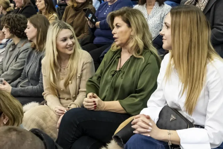 Legice u minicama zasjenile nastup: Plavu&scaron;a i crnka ukrale show na koncertu The Frajli u Osijeku