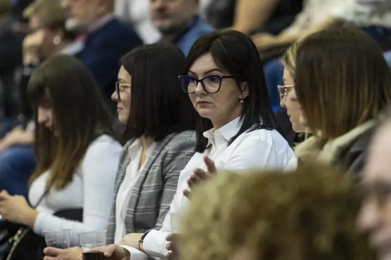 Legice u minicama zasjenile nastup: Plavu&scaron;a i crnka ukrale show na koncertu The Frajli u Osijeku