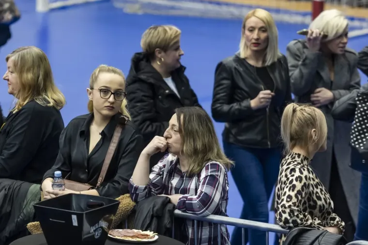 Legice u minicama zasjenile nastup: Plavu&scaron;a i crnka ukrale show na koncertu The Frajli u Osijeku