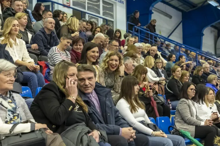 Legice u minicama zasjenile nastup: Plavu&scaron;a i crnka ukrale show na koncertu The Frajli u Osijeku