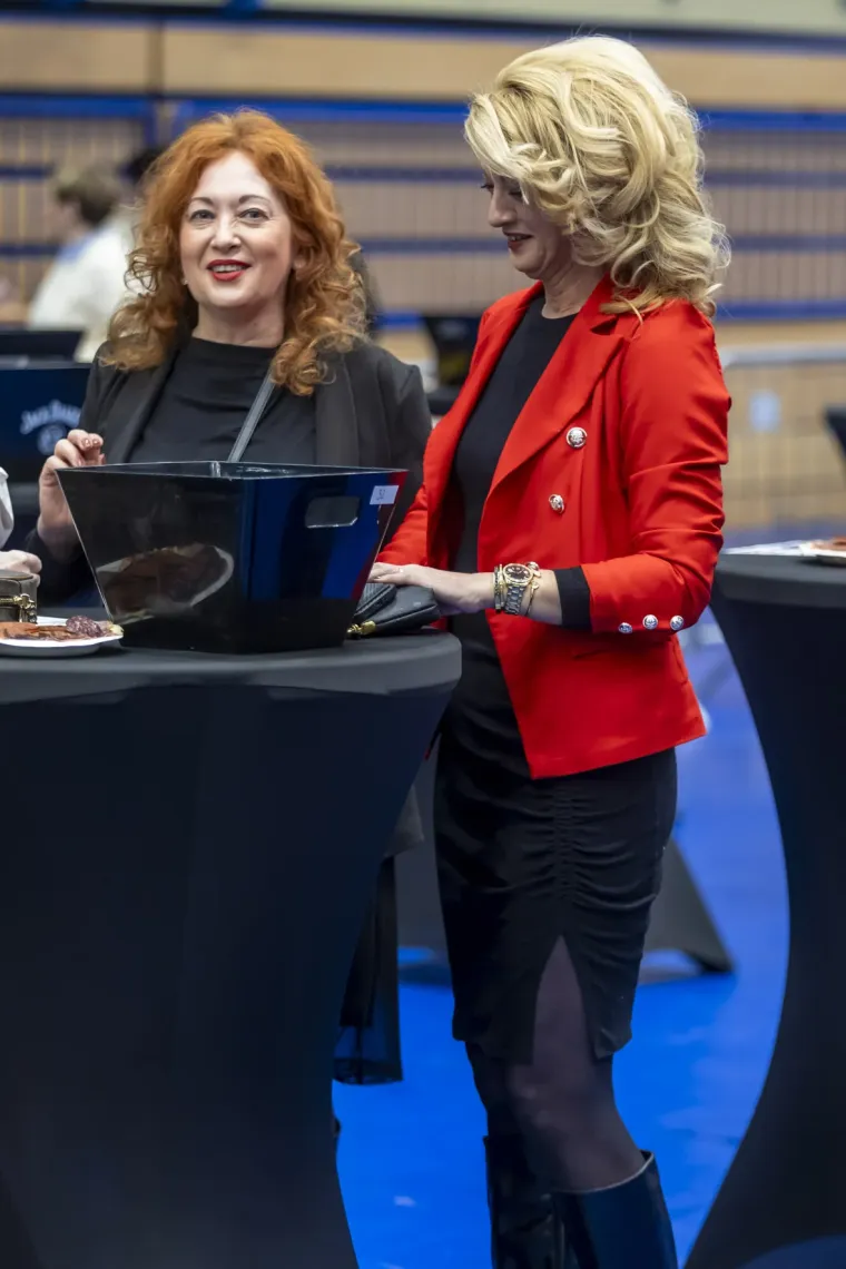 Legice u minicama zasjenile nastup: Plavu&scaron;a i crnka ukrale show na koncertu The Frajli u Osijeku