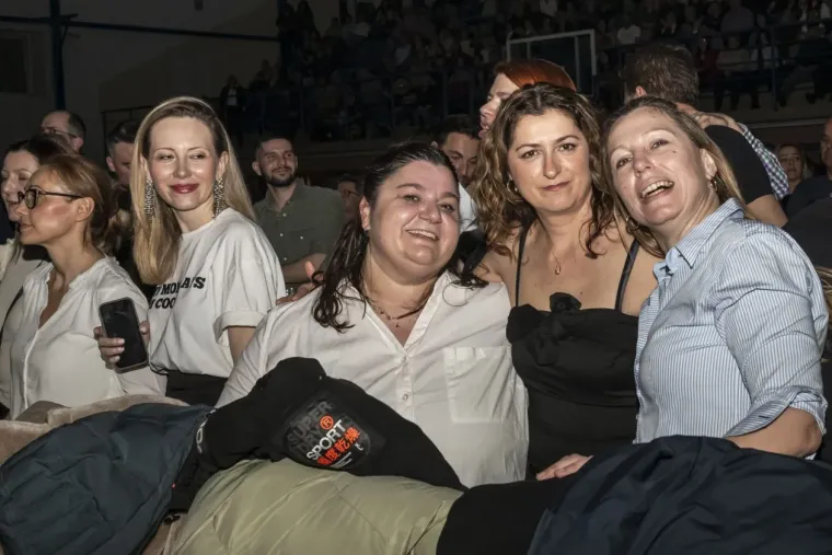 Legice u minicama zasjenile nastup: Plavu&scaron;a i crnka ukrale show na koncertu The Frajli u Osijeku