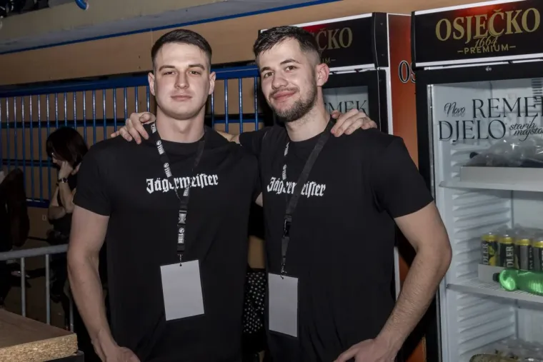 Legice u minicama zasjenile nastup: Plavu&scaron;a i crnka ukrale show na koncertu The Frajli u Osijeku