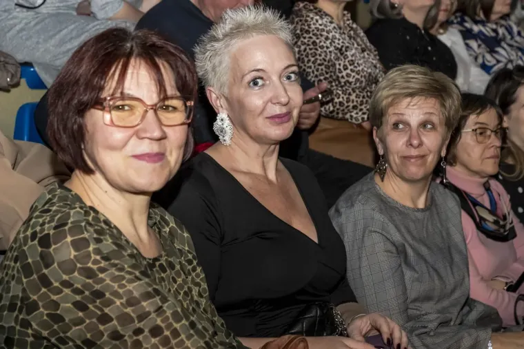 Legice u minicama zasjenile nastup: Plavu&scaron;a i crnka ukrale show na koncertu The Frajli u Osijeku