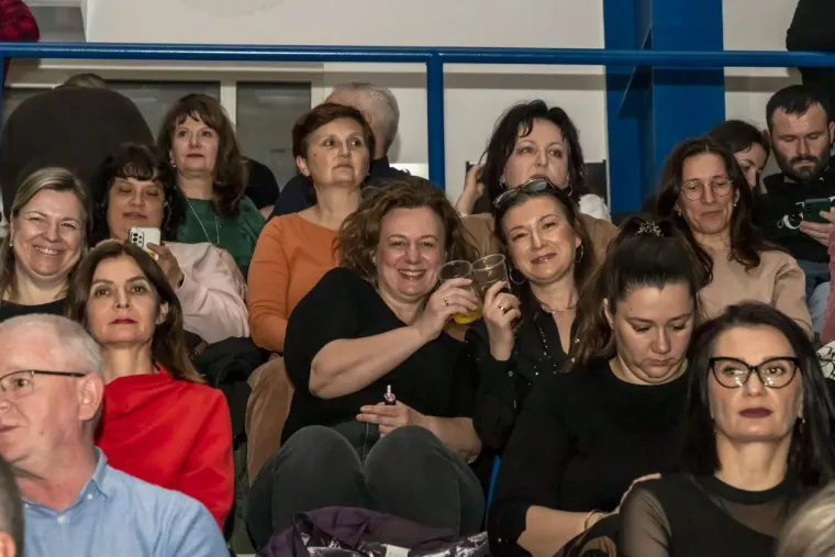 Legice u minicama zasjenile nastup: Plavu&scaron;a i crnka ukrale show na koncertu The Frajli u Osijeku