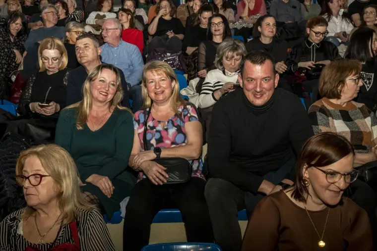 Legice u minicama zasjenile nastup: Plavu&scaron;a i crnka ukrale show na koncertu The Frajli u Osijeku